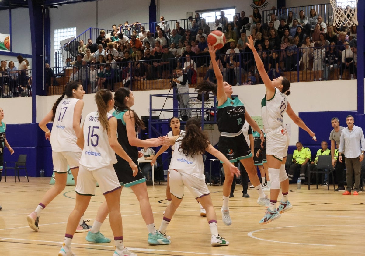 Duelo entre el CAB Estepona y el Unicaja Mijas, en la primera vuelta de esta temporada.