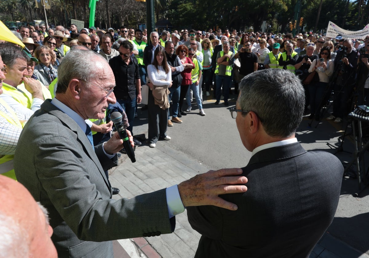 De la Torre este miércoles, durante la tractorada por el Centro, junto al presidente de la Diputación, Francis Salado.