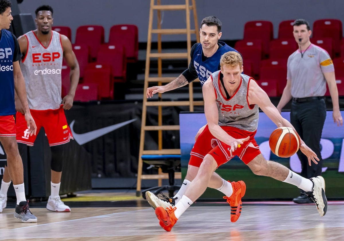 Alberto Díaz, junto a Abalde y su compañero en el Unicaja Sima, al fondo, en el entrenamiento de este miércoles en Zaragoza.