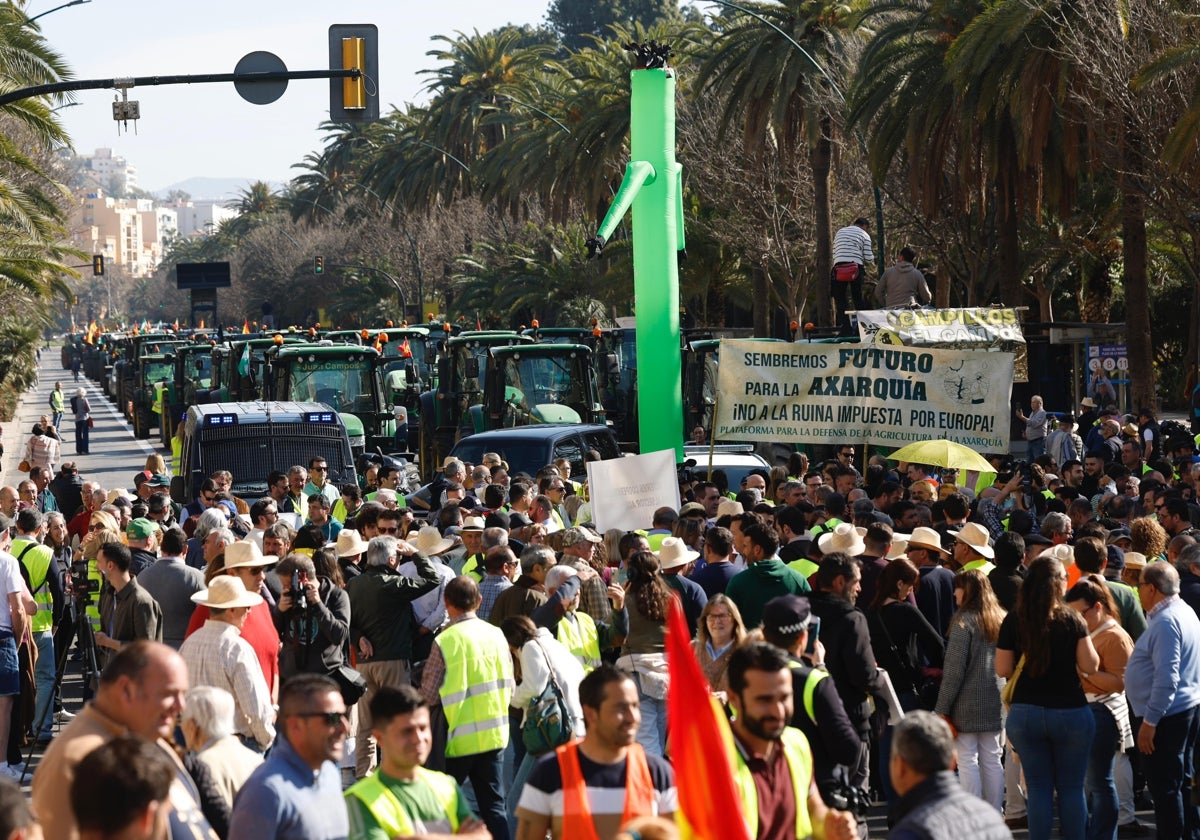 La imagen muestra la concentración de agricultores y ganaderos en el Paseo del Parque, una protesta que contó con una nueva tractorada.