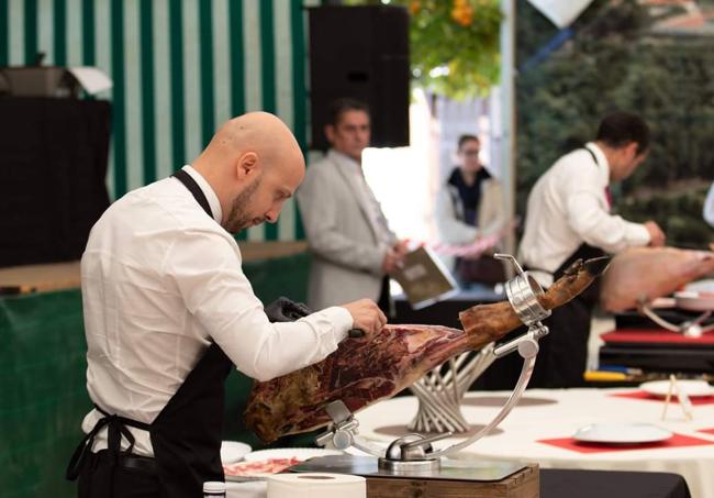 Cada año se celebra en esta feria un concurso de cortadores de jamón.