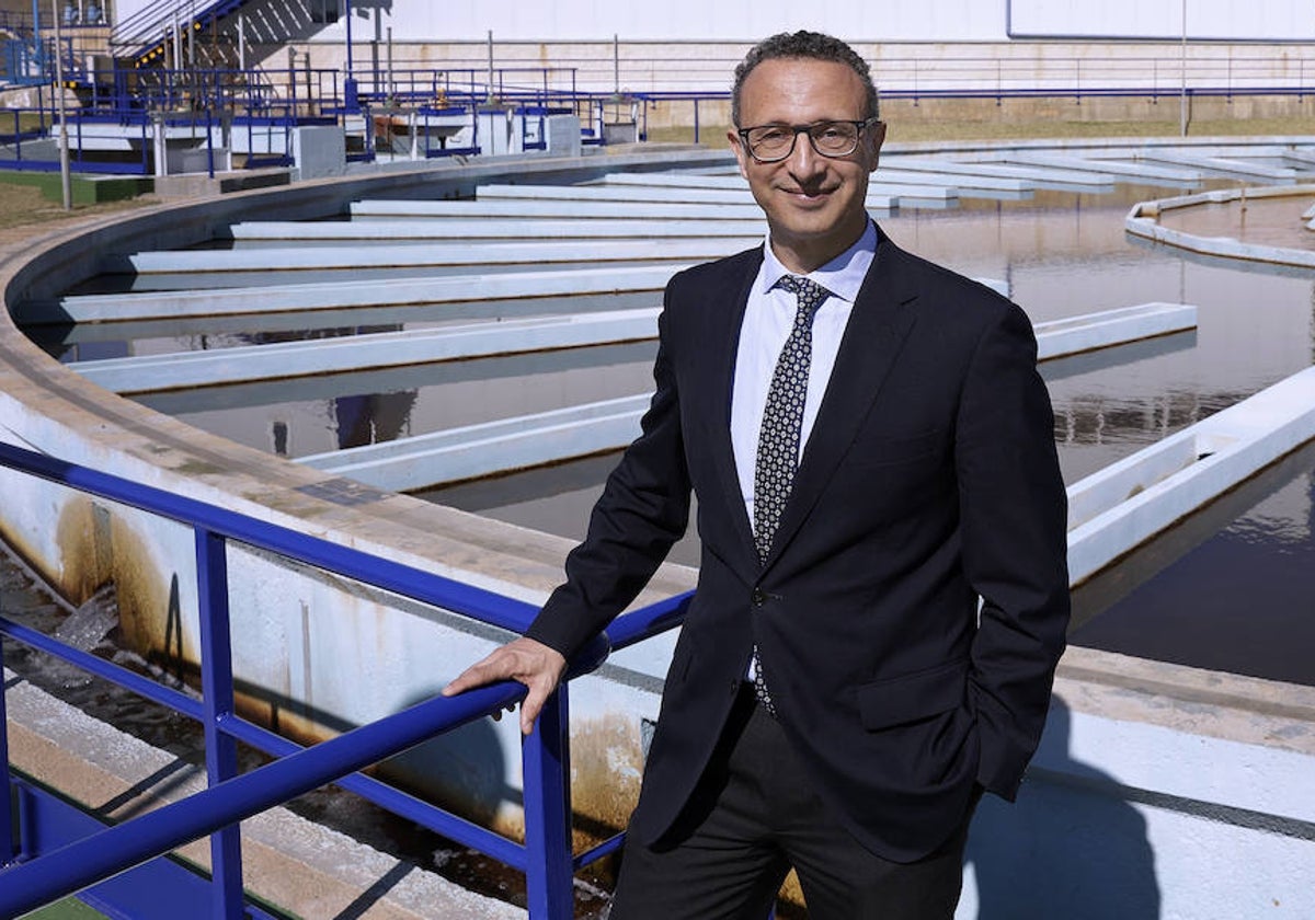 Juan José Denis, en las instalaciones de la desalobradora y ETAP del Atabal.