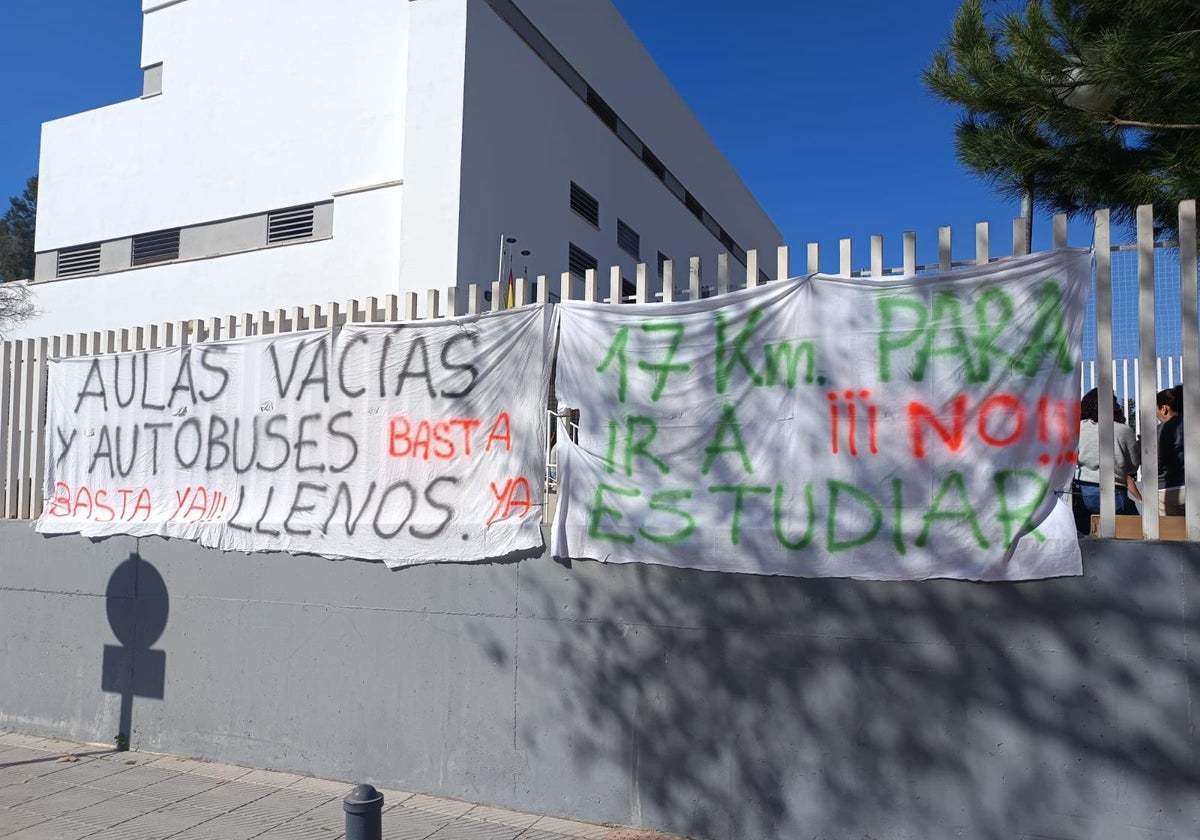 Los padres y madres han colocado pancartas en el centro escolar.