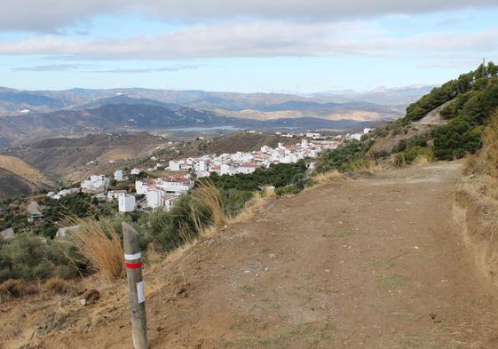 La Gran Senda de Málaga tiene desde Cómpeta hasta allí una de sus rutas más espectaculares