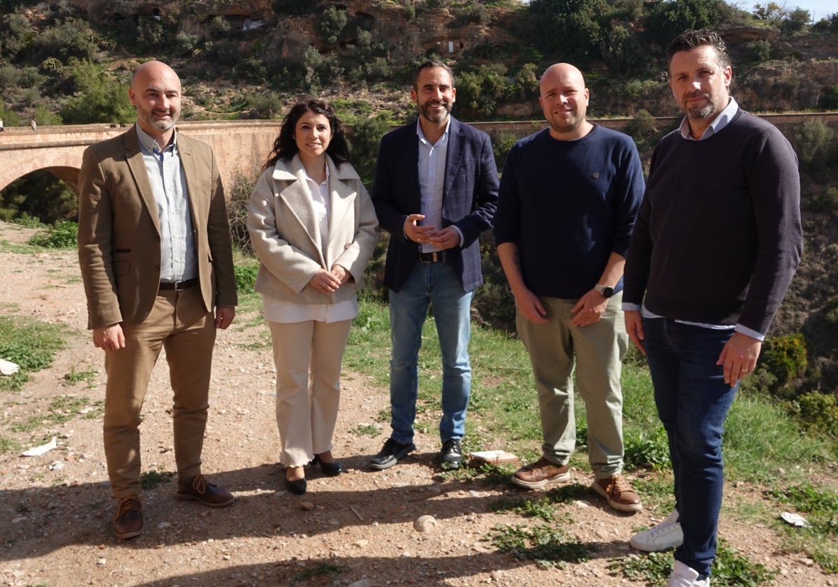 El secretario general de los socialistas malagueños, Daniel Pérez, este jueves con ediles socialistas de Nerja, en el antiguo puente de Maro sobre la N-340.