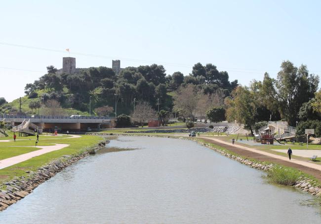 Parque Fluvial del río Fuengirola y castillo de Sohail.