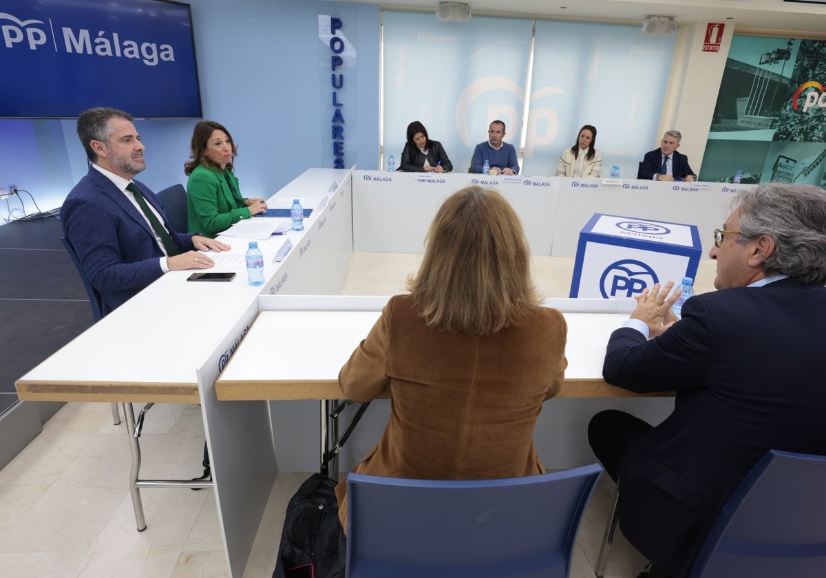 Conde y Navarro con parte de los integrantes del observatorio.