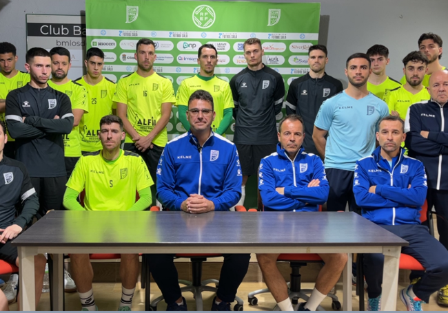 La plantilla del UMA Antequera, el cuerpo técnico, ayudantes y el director deportivo (en el centro), que hizo de portavoz, emitieron este jueves un comunicado lamentando la situación en la que está el equipo.