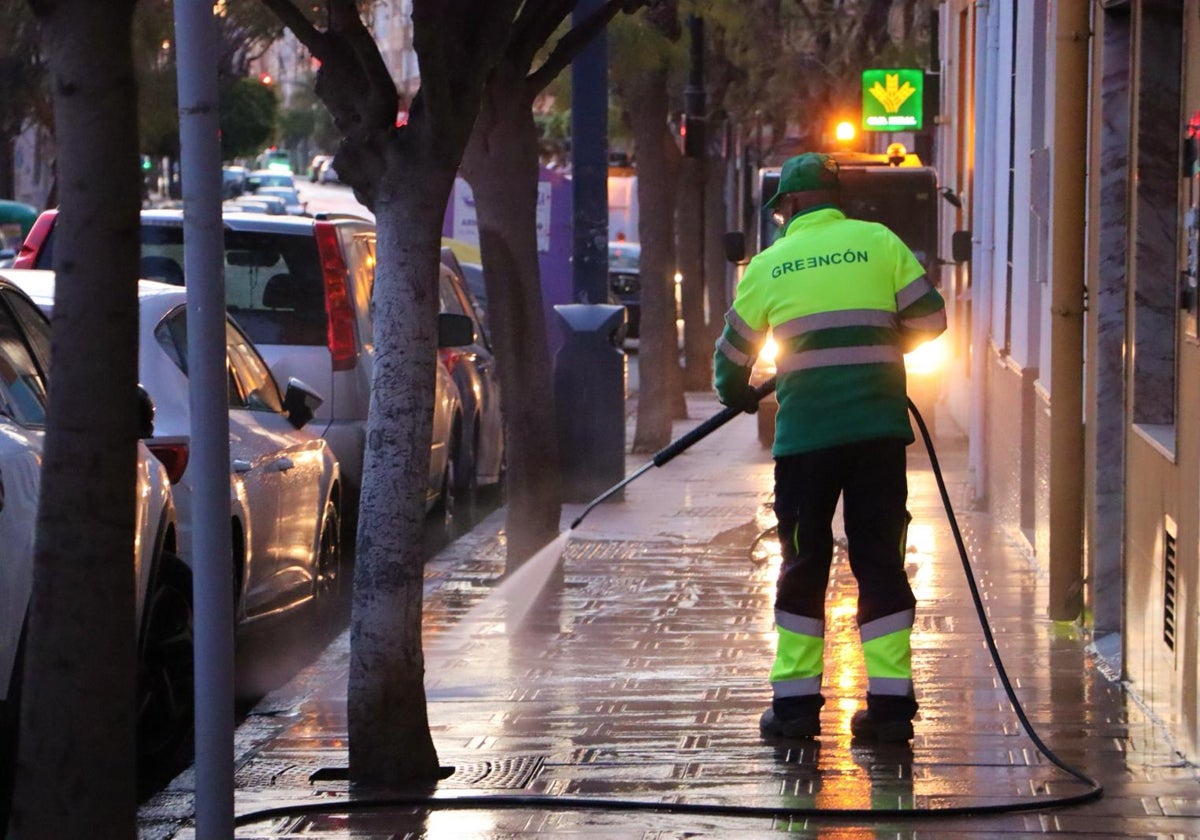 Un trabajador de Greencón realiza tareas de baldeo.