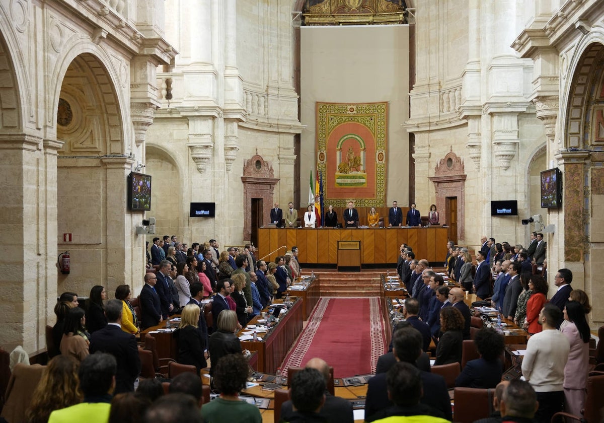 Los parlamentarios guardan un minuto de silencio por los guardiaciviles asesinados.