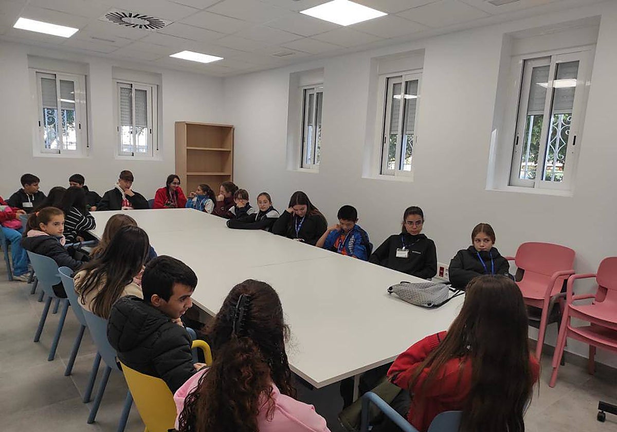 Los niños juegan y se divierten durante los talleres