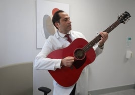 El neurólogo Romero Imbroda, con su guitarra.