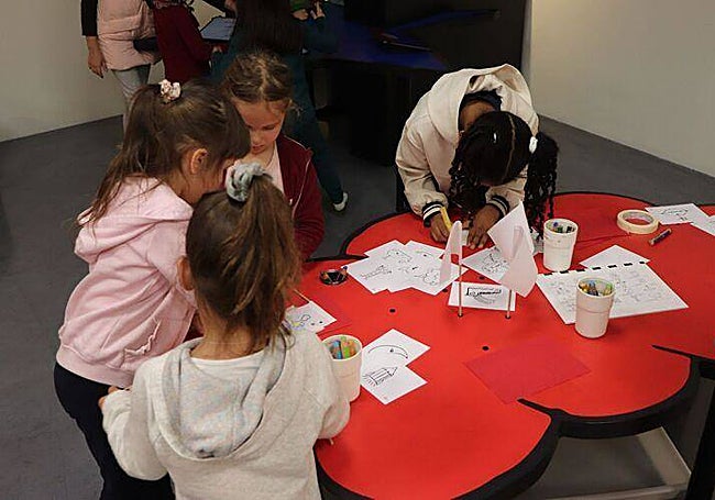 Los pequeños jugando durante una de las actividades del Espacio Joven