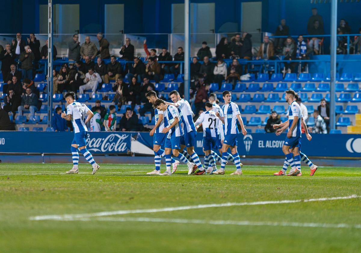 Jugadores del Alcoyano durante un partido reciente en su estadio, El Collao de Alcoy.