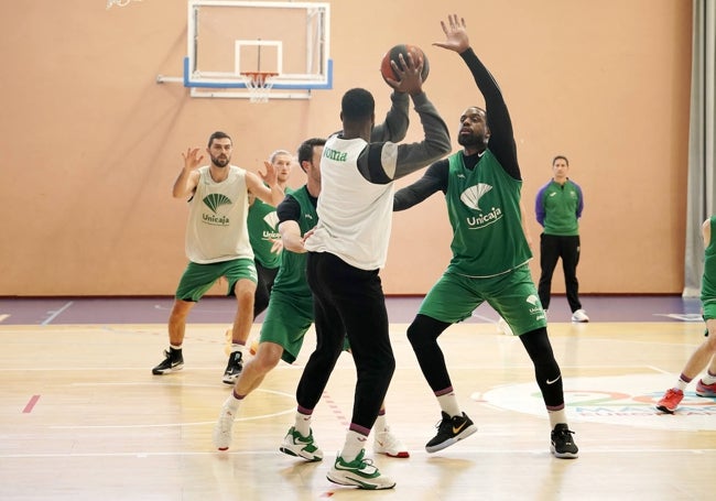 Ejim, Kalinoski y Will Thomas, en el entrenamiento de este viernes.