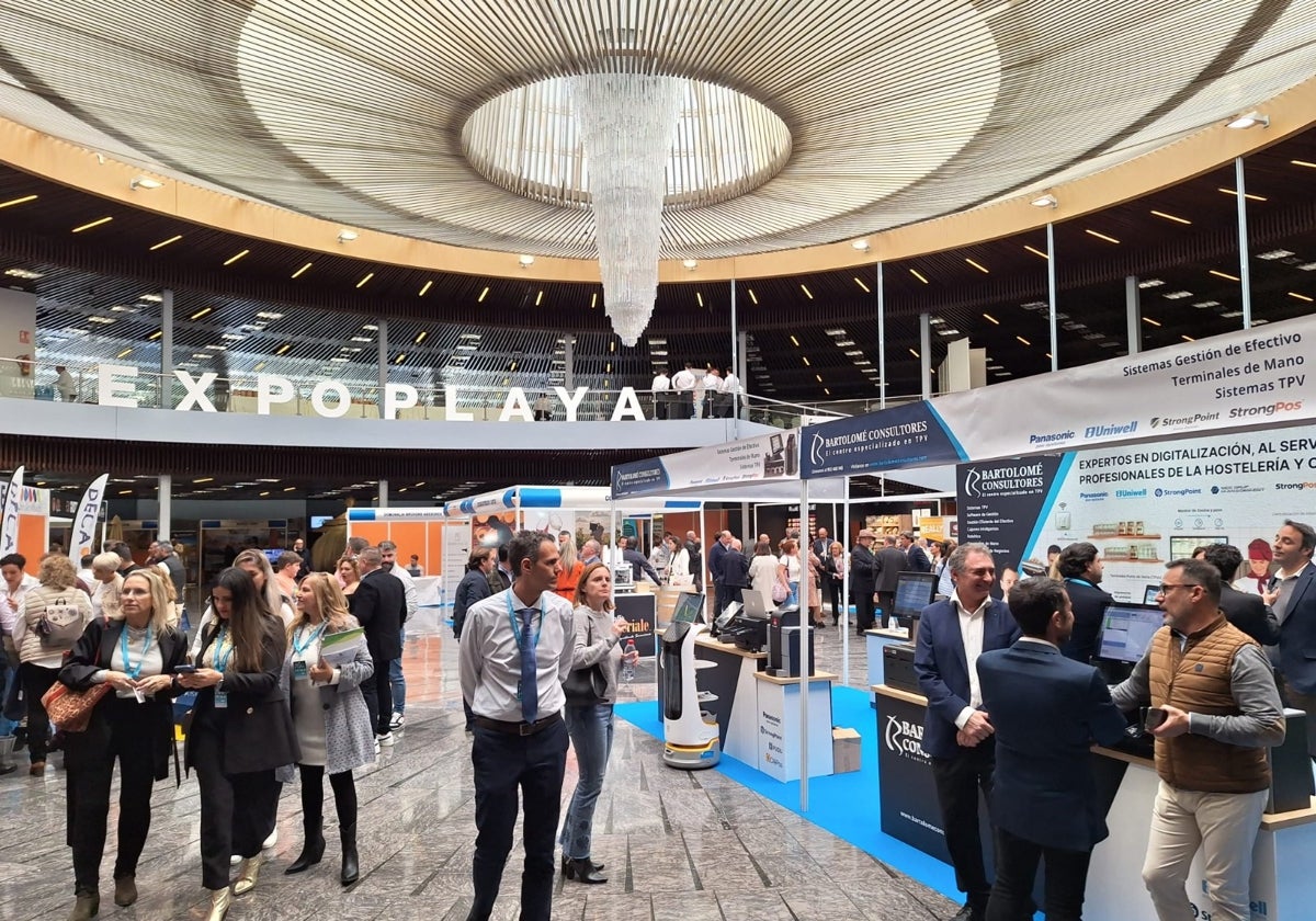 Visitantes en la 47 edición de Expoplaya, en el Palacio de Congresos de Torremolinos.