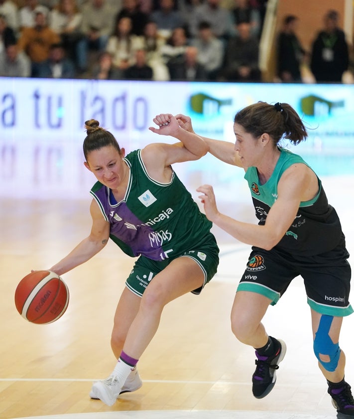 Imagen secundaria 2 - El CAB Estepona se lleva el triunfo en el derbi malagueño