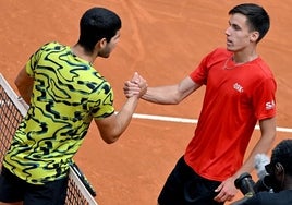 Carlos Alcaraz felicita a Fabian Marozsan tras perder ante él en dos sets en dieciseisavos de final en Roma en 2023.