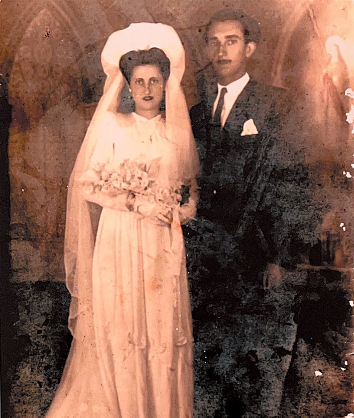 Imagen secundaria 2 - Pinares dónde se ha investigado que estuvo el campo de concentración, documentos oficiales sobre el centro localizados por el historiador Carlos Blanco y Juana Santaella y José del Cid, en el día de su boda, en una imagen facilitada por su hijo Ramón.