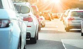 Coches circulando por la carretera.
