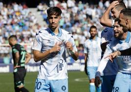 El futbolista del Málaga David Larrubia, a la izquierda de la imagen, celebra su participación en el gol en propia meta del rival que puso el 3-0 definitivo contra el Atlético Baleares en La Rosaleda.