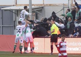 La celebración del segundo gol del Antequera, de Destiny, junto a aficionados del equipo.