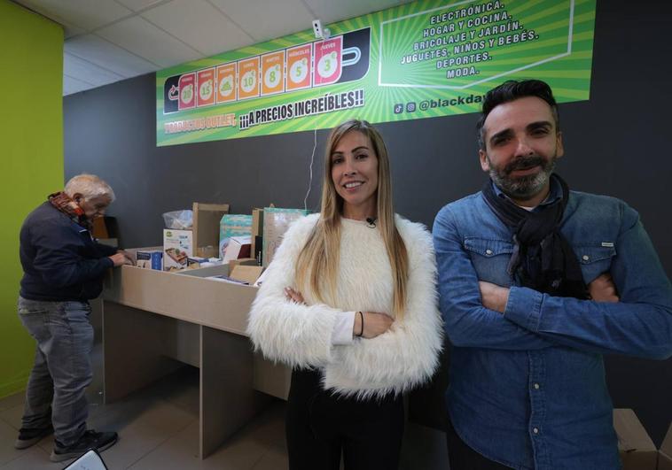 Lía Gómez y Juan Amate, en la tienda de Eugenio Gross.