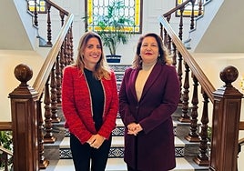 La alcaldesa de Mijas y la consejera de Agua, Carmen Crespo.