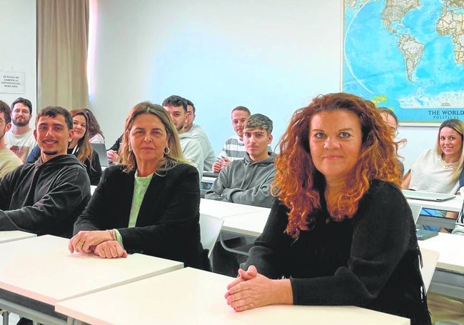 Mariemma Yagüe, junto a una de las profesoras del curso.