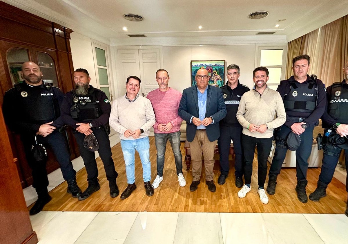 Los policías locales, con el alcalde y portavoces de los grupos municipales.