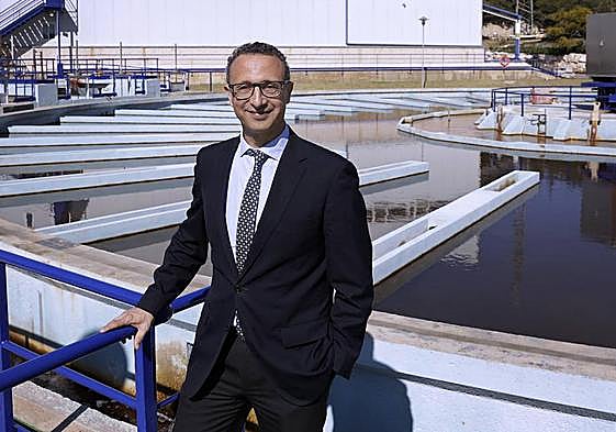 Juan José Denis, en las instalaciones de la desalobradora y ETAP del Atabal.
