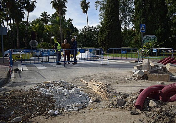 Visita a las obras del alcalde con personal técnico y el concejal del área.