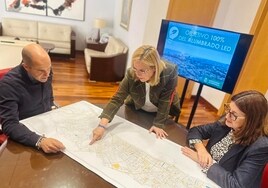 La alcaldesa, junto a otros miembros del equipo de Gobierno, analizan el plano de alumbrado del municipio.