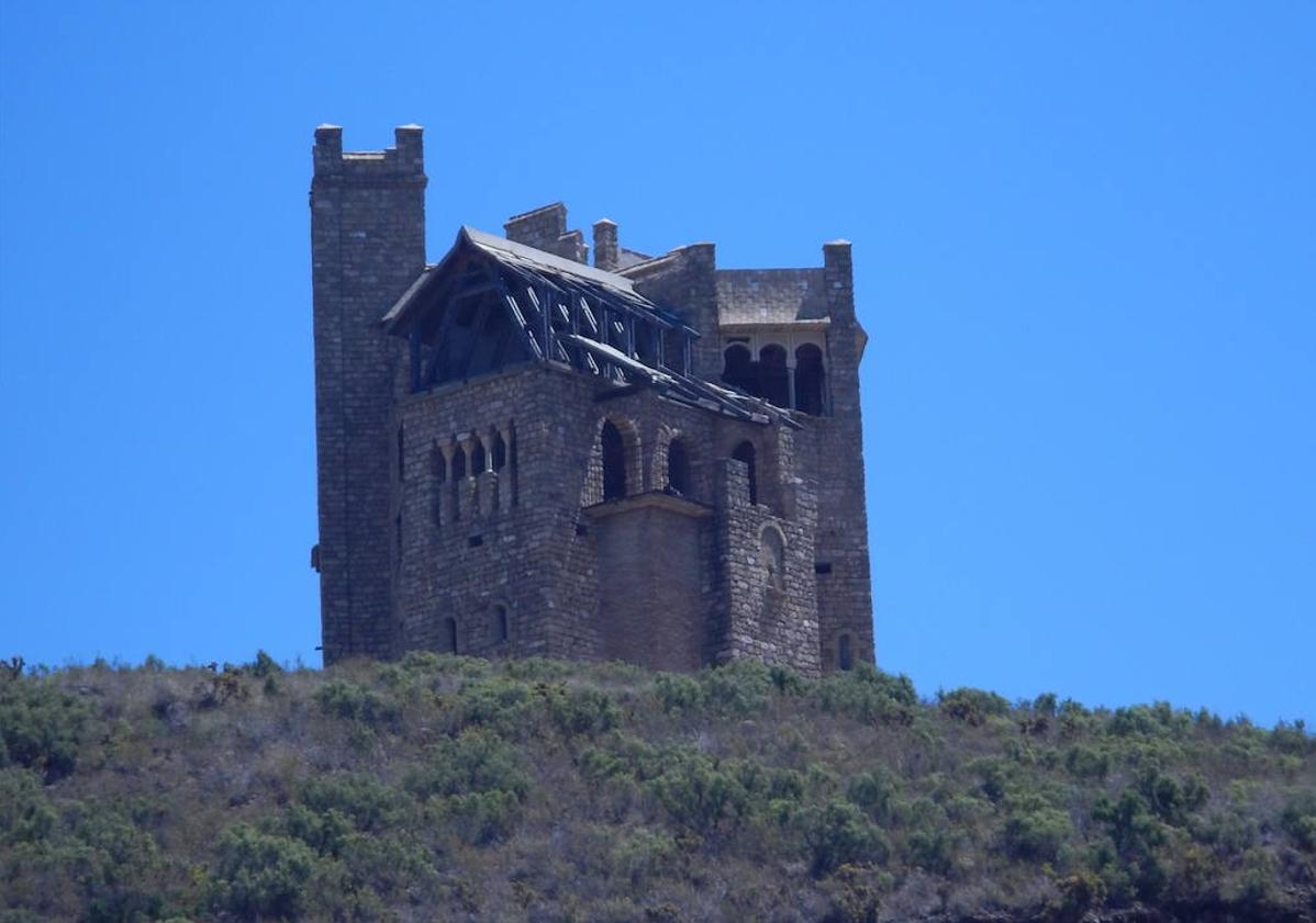 Imagen principal - El estilo arquitectónico nada tiene que ver con el usado en la zona en la Edad Media. Hay etapas de la Gran Senda de Málaga desde donde se ve la falsa fortaleza.