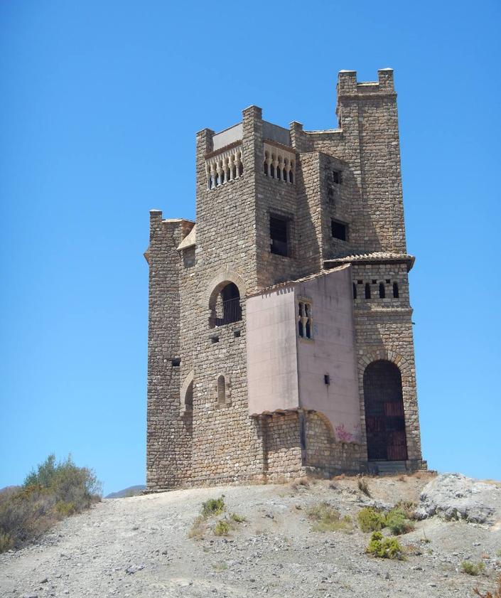 Imagen secundaria 2 - El estilo arquitectónico nada tiene que ver con el usado en la zona en la Edad Media. Hay etapas de la Gran Senda de Málaga desde donde se ve la falsa fortaleza.