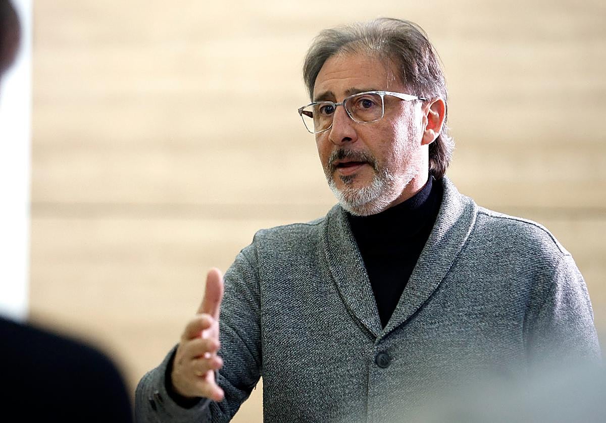 El director deportivo del Málaga, Loren Juarros, este martes en la sala de prensa de La Rosaleda.