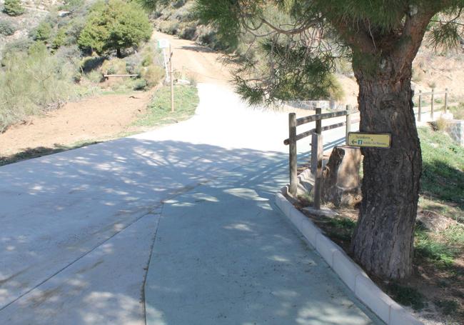 Al fondo, el carril que hay que tomar en el inicio de esta ruta