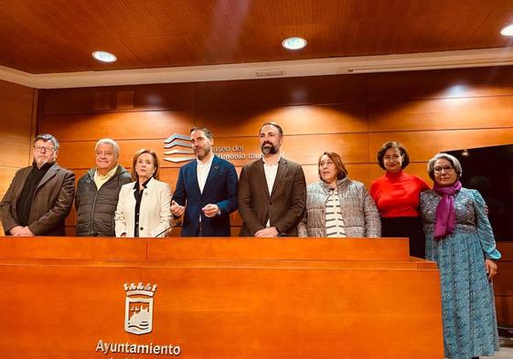 En la imagen, Dani Pérez y los ediles socialistas.
