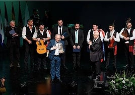 El pregonero recibe el reconocimiento de manos de Manuel Curtido y en presencia de la panda de verdiales de Las Castañetas (Campanillas).