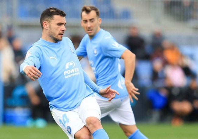 Álex Gallar, en un golpeo de balón.