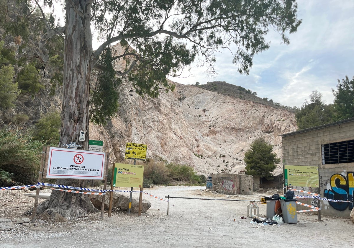 Imagen de la cartelería que señala la prohibición de acceder al cauce alto del río nerjeño.