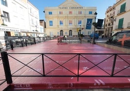 Todo preparado ayer en el exterior del Teatro Cervantes para recibir desde hoy la avalancha de cine y estrellas del Festival de Málaga.