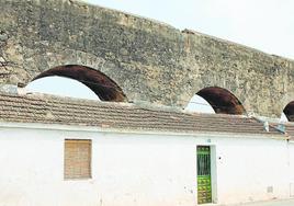 Parte del acueducto de la Fuente del Rey se ha aprovechado en Zapata como pared de casas