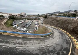 Imagen de la bolsa de aparcamientos situada junto al cauce del río Chíllar, donde se ha previsto la construcción del nuevo centro de salud.