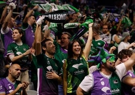 Aficionados del Unicaja se divierten durante el partido ante el Andorra.