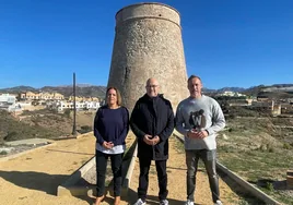 Belén Zapata, Jesús Carlos Pérez Atencia y David Vilches, en la torre vigía de Lagos.