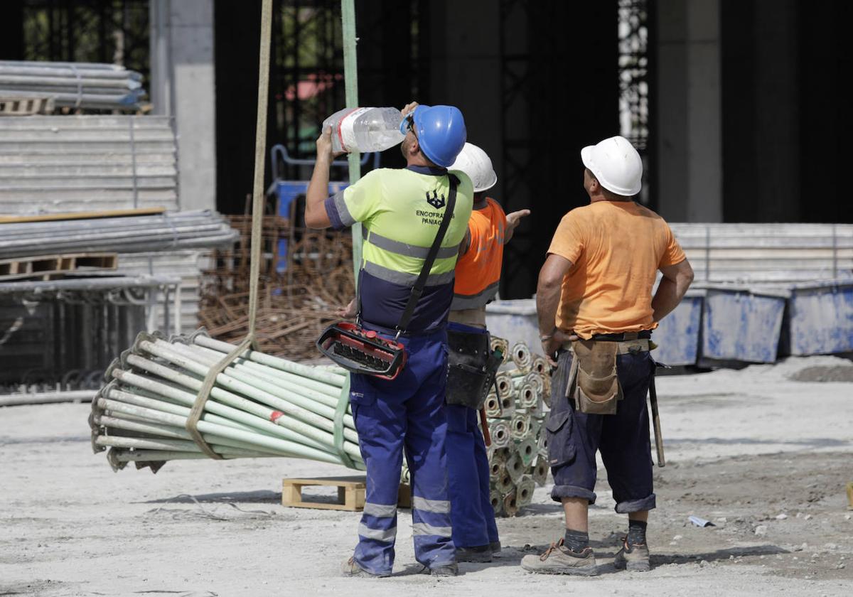 Un grupo de trabajadores en una obra en Málaga.