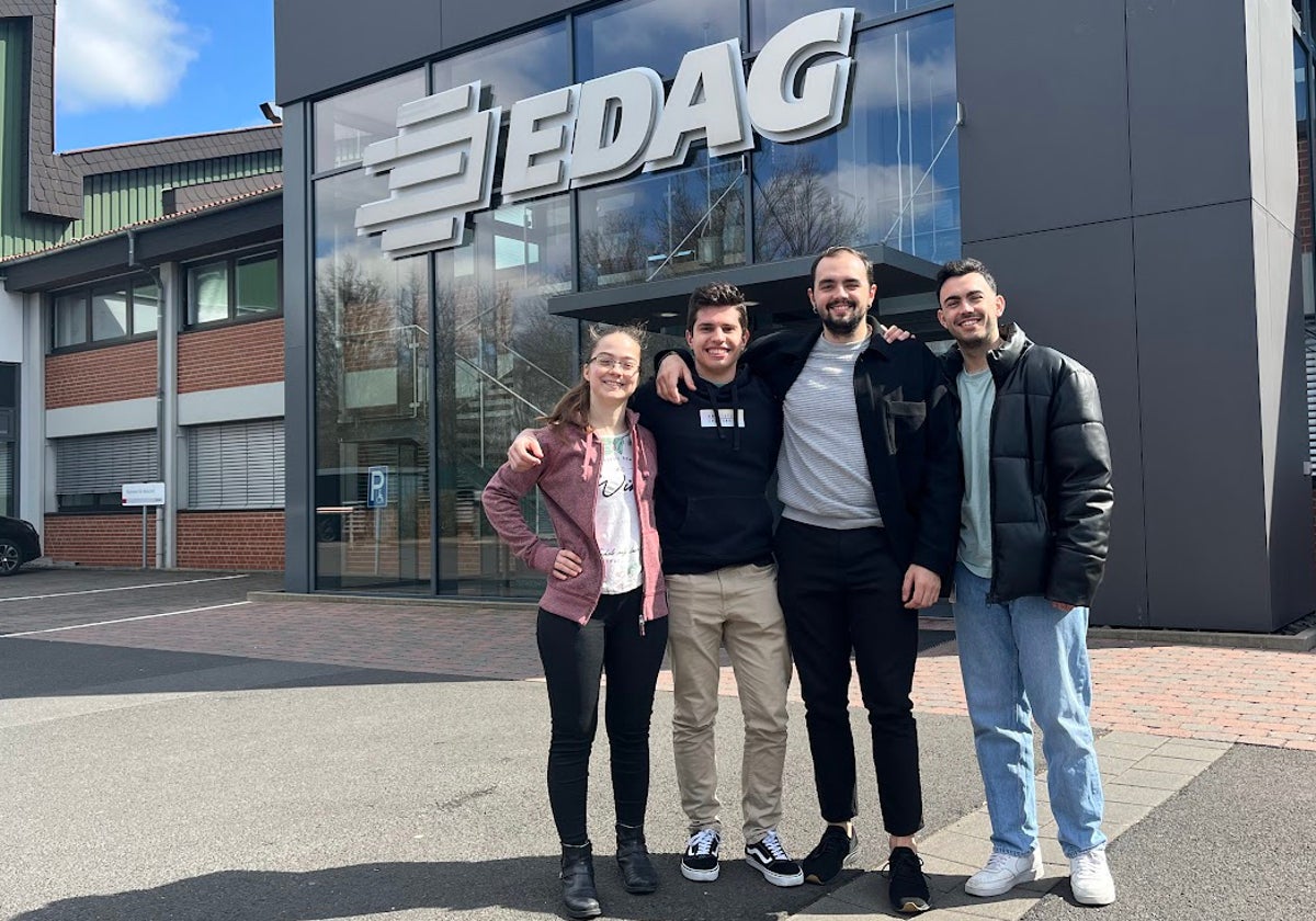 Laura Sierra, Andrés Toribio, Jesús Moreno y Jaime Billón, ante la sede de la empresa automovilística EDAG.