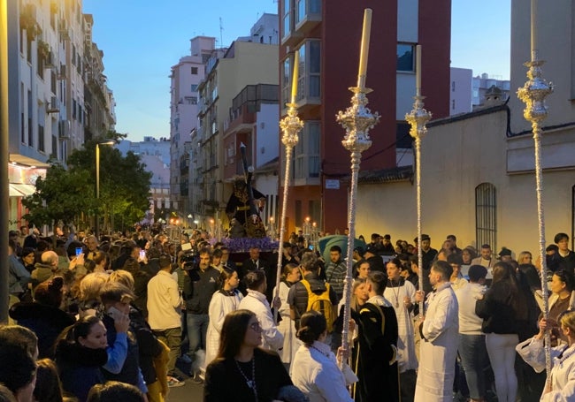 El titular de la Cofradía del Rocío a su paso por la calle Amargura, camino del Calvario.