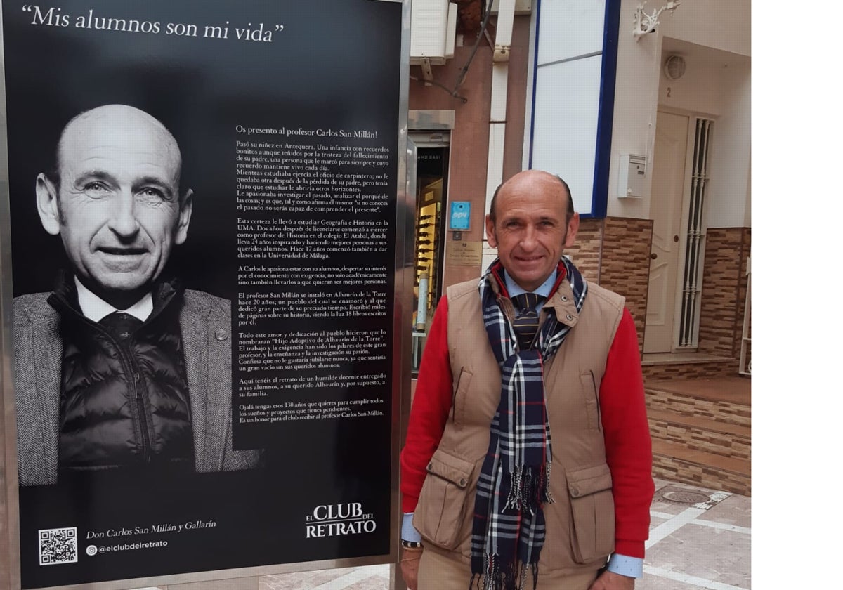 Carlos San Millán y Gallarín, junto a un panel en el que se glosa su trabajo, en Alhaurín de la Torre.